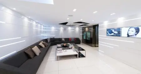 غرفة انتظار حديثة في Hyundai Aesthetic Surgery Clinic بسيول بتصميم أنيق