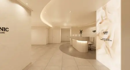 منطقة الاستقبال في RE:NINE Clinic بتصميم عصري بسيط في سيول