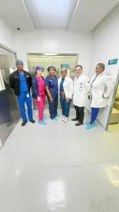فريق الطاقم الطبي في Heartline Clinics في ممر المستشفى