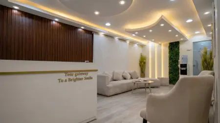 منطقة الاستقبال في Vienna Dental Clinic بديكور حديث ومقاعد مريحة