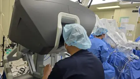 Cirugía robótica con sistema Da Vinci en quirófano de NAEUN HOSPITAL