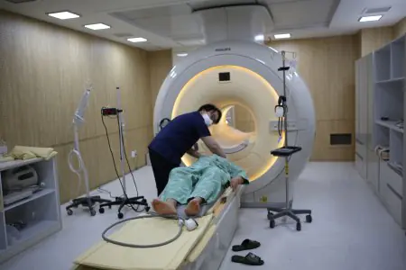 Sala de resonancia magnética en NAEUN HOSPITAL con paciente y personal médico en Corea del Sur