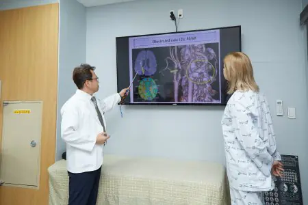 Médico consulta a paciente con resonancias en NAEUN HOSPITAL, Corea del Sur