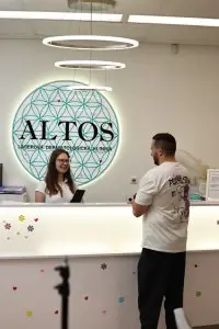 Mostrador de recepción en Altos Clinic con decoración moderna y personal amable