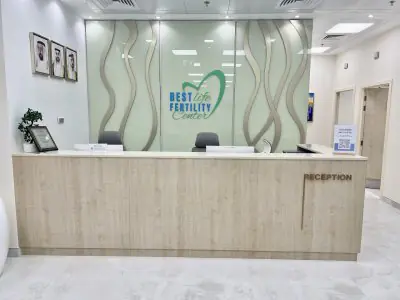 Mostrador de recepción en Best Life Fertility Centre con decoración moderna y logotipo