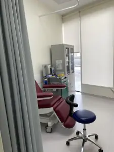 Sala de examen de pacientes en Best Life Fertility Centre con silla médica y equipo
