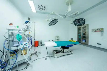 غرفة عمليات حديثة مع معدات جراحية في مركز EFC Cerrahi Tıp Merkezi، تركيا