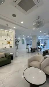 منطقة انتظار حديثة في Shenzhen Beike Biotechnology Co. Ltd. بمقاعد مريحة