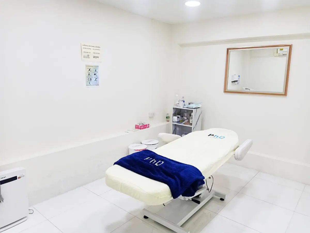 غرفة علاج في PHD Clinic بسرير طبي ومعدات حديثة