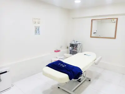 غرفة علاج في PHD Clinic بسرير طبي ومعدات حديثة