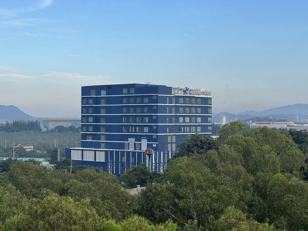 Exterior de Pacific Garden Hospital, edificio azul moderno en Tailandia