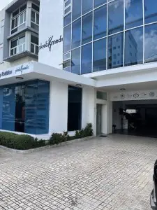 الواجهة الخارجية لعيادة Plastimedic بواجهة زجاجية حديثة في سانتو دومينغو