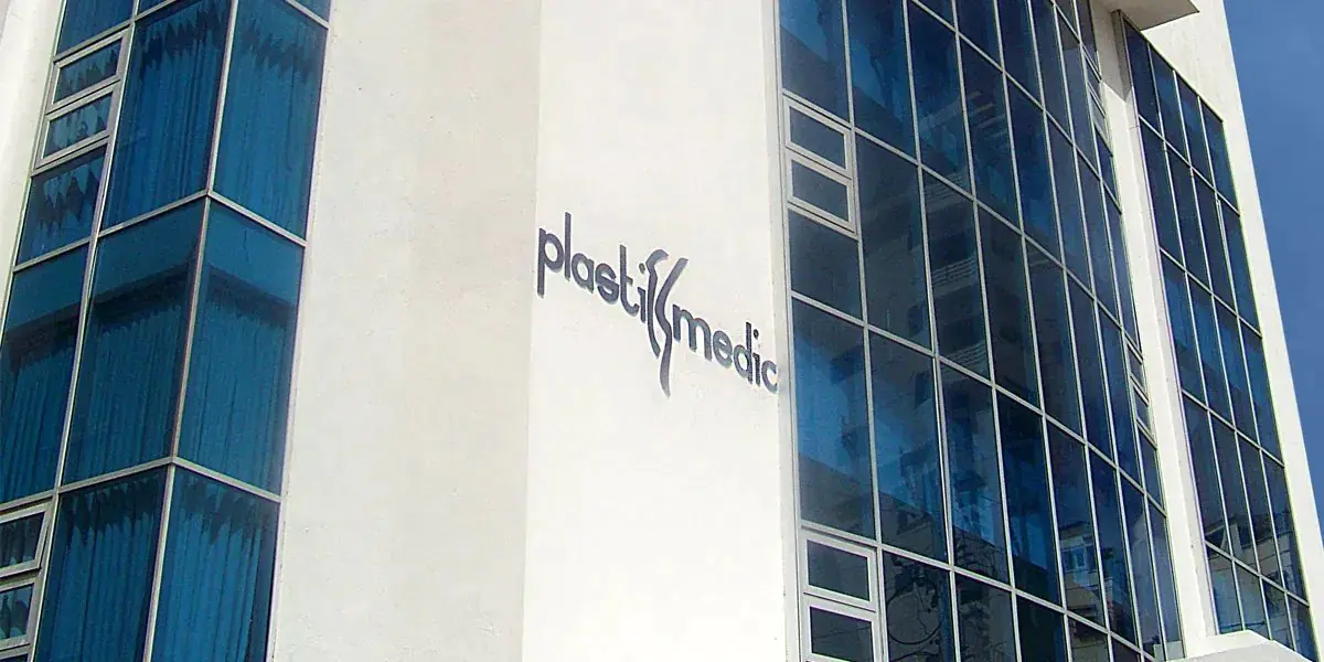 Внешний вид клиники Plastimedic с современной стеклянной фасадой