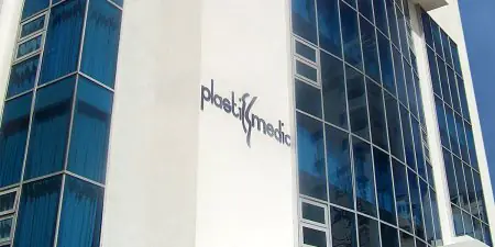 الواجهة الخارجية لعيادة Plastimedic بواجهة زجاجية حديثة