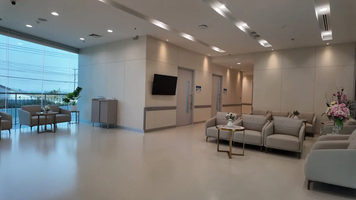 Sala de espera moderna en Pacific Garden Hospital con asientos cómodos y grandes ventanales