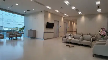 منطقة انتظار حديثة في مستشفى Pacific Garden بمقاعد مريحة ونوافذ كبيرة