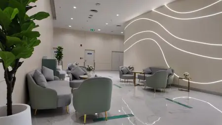 منطقة انتظار حديثة في مستشفى Pacific Garden بمقاعد أنيقة وإضاءة LED على الجدران