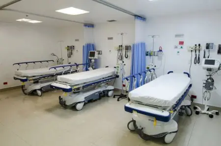 Sala de recuperación con camas hospitalarias modernas en Azuna Medical Center Cancún