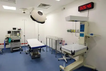 Quirófano con equipo médico moderno en Azuna Medical Center Cancún