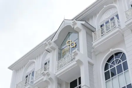الواجهة الخارجية لمستشفى BBH بواجهة بيضاء وشرفات مزخرفة