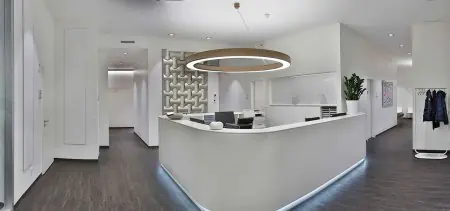 منطقة الاستقبال في Herzquartier Mülheim، عيادة قلب حديثة في ألمانيا