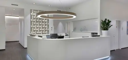 منطقة الاستقبال في عيادة هيرتسكفارتير مولهايم لأمراض القلب، تصميم حديث