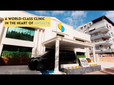 الواجهة الخارجية لعيادة Smile Dental Turkey في أنطاليا، مدخل مركز أسنان حديث