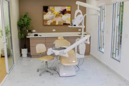 غرفة علاج أسنان حديثة في عيادة Endodontics مزودة بمعدات متقدمة
