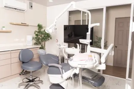غرفة علاج أسنان حديثة بمعدات متطورة في عيادة Endodontics