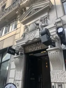 مدخل عيادة Ludgate House بواجهة مزخرفة في لندن