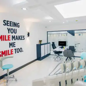 غرفة استشارة أسنان حديثة في Smile Dental Turkey بديكور مشرق وكراسي أسنان