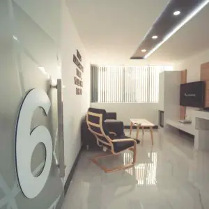 غرفة انتظار حديثة في Smile Dental Turkey مع كراسي وصالة وتلفزيون