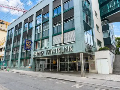 واجهة مبنى عيادة Wiener Privatklinik الحديثة في فيينا، النمسا