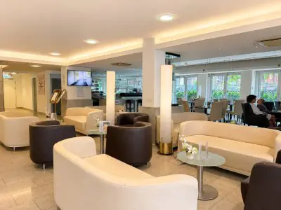 منطقة انتظار حديثة في Wiener Privatklinik فيينا بمقاعد مريحة