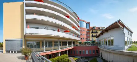 الواجهة الحديثة لعيادة Private Clinic Lassnitzhöhe في النمسا مع شرفات وتراسات