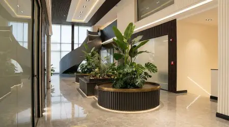 Vestíbulo moderno con plantas interiores en la clínica Estenove Hair Transplant en Turquía