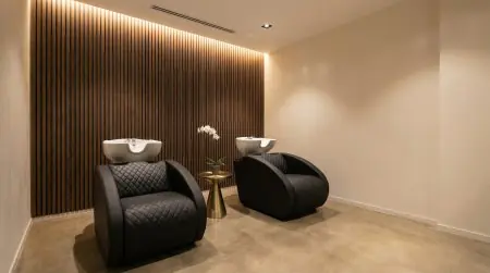 Zona de lavado de cabello en la clínica Estenove Hair Transplant, interior moderno en Turquía