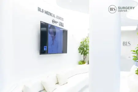 Área de recepción en BLS Surgery Center con interior blanco moderno y sala de espera