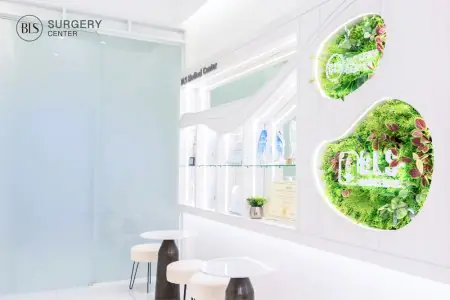 Área de espera moderna en BLS Surgery Center con decoración blanca y detalles verdes