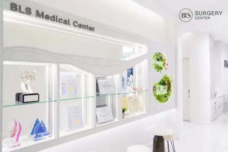 Exhibición de premios y certificados en la recepción moderna de BLS Surgery Center