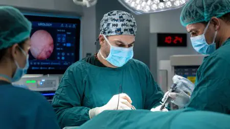 Quirófano en Zülfü Sertkaya Men's Health and Aesthetics, cirujanos realizando procedimiento urológico