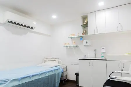 غرفة فحص المرضى في RegenOrthoSport India بسرير طبي ومرافق حديثة