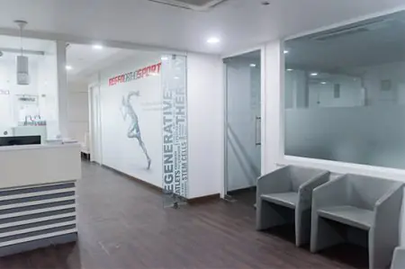 منطقة الاستقبال والانتظار في عيادة RegenOrthoSport India بتصميم داخلي حديث