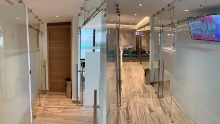 منطقة انتظار حديثة بجدران زجاجية في La Clinic Dental، مكسيكو سيتي