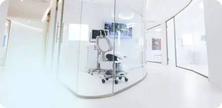 غرفة علاج أسنان حديثة في La clinic Dental CDMX بجدران زجاجية ومعدات