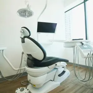 غرفة علاج أسنان حديثة في La Clinic Dental CDMX بمعدات متطورة