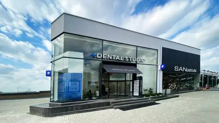 الواجهة الحديثة لعيادة Positive Dental Studio بواجهة زجاجية