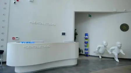منطقة الاستقبال في Positive Dental Studio بديكور عصري وعرض منتجات طب الأسنان