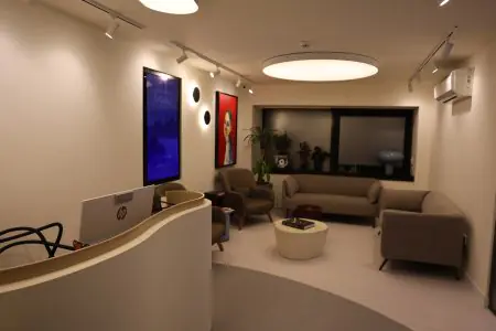 منطقة الاستقبال والانتظار في Positive Dental Studio بديكور عصري ومقاعد مريحة
