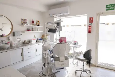 غرفة علاج أسنان بمعدات حديثة في Punta Cana Family Dental Clinic